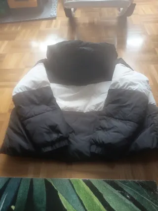 Cazadora niña negra y blanca, talla 12