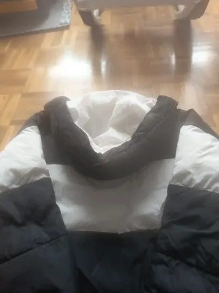 Cazadora niña negra y blanca, talla 12