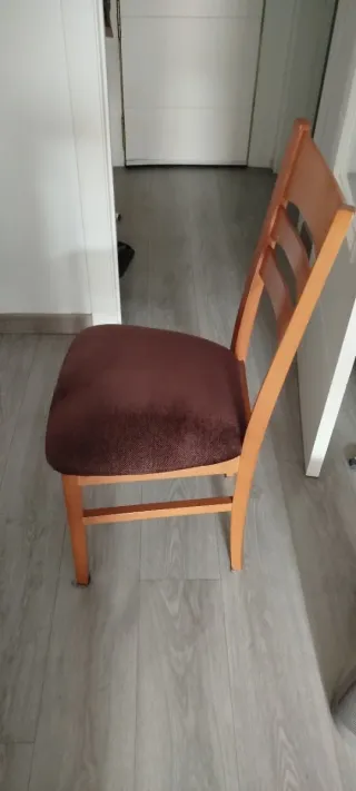 Mesa de comedor y 4 sillas