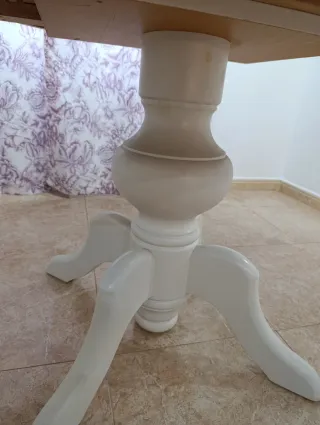 Mesa redonda blanca extensible con tapa de cristal