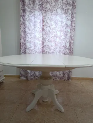 Mesa redonda blanca extensible con tapa de cristal