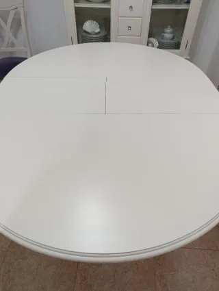 Mesa redonda blanca extensible con tapa de cristal