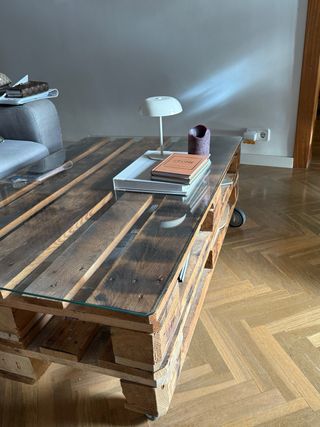 Mesa de centro industrial de palets con cristal