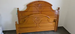 Cabecero,piecero y largueros de madera de pino.