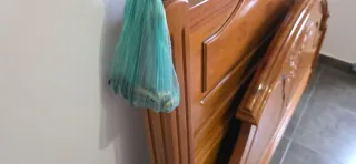 Cabecero,piecero y largueros de madera de pino.