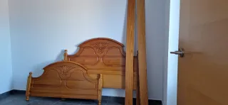 Cabecero,piecero y largueros de madera de pino.