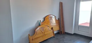 Cabecero,piecero y largueros de madera de pino.