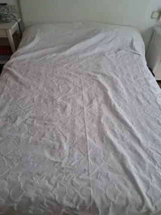 Colcha blanca con relieve floral