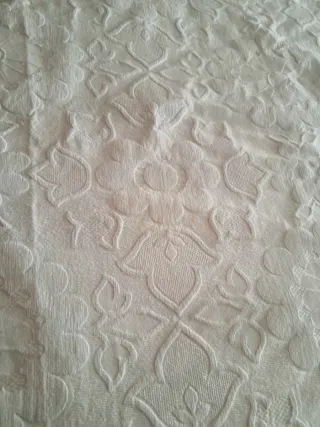 Colcha blanca con relieve floral