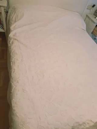 Colcha blanca con relieve floral