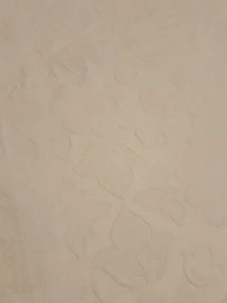 Colcha blanca con relieve floral