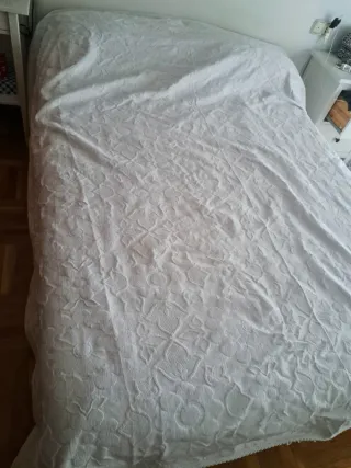 Colcha blanca con relieve floral