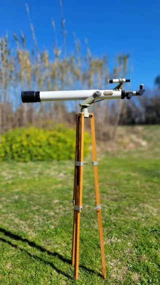 Telescopio antiguo con trípode