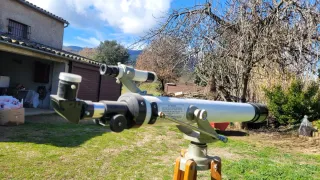 Telescopio antiguo con trípode