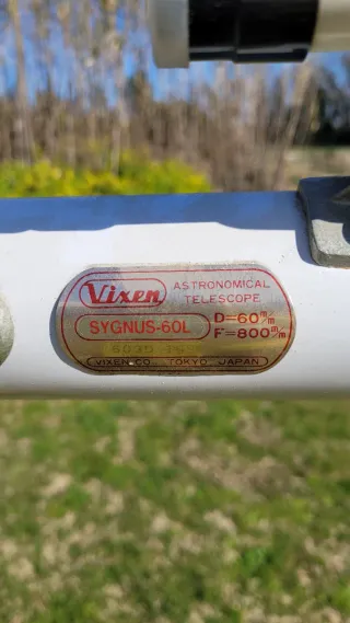 Telescopio antiguo con trípode