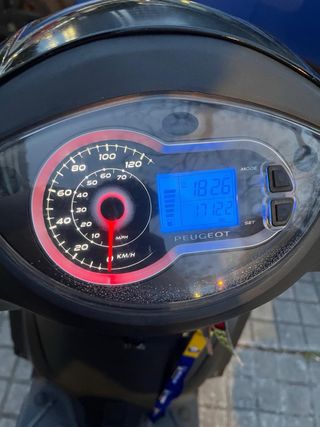 Peugeot Tweet 125 Negra Scooter año 2014