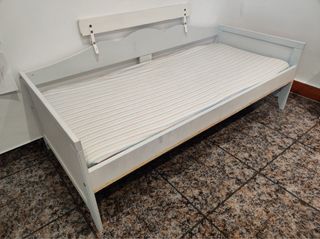 Cama infantil de madera y barandilla de segurida