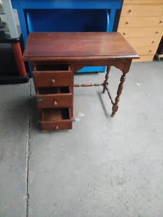 Escritorio antiguo de madera