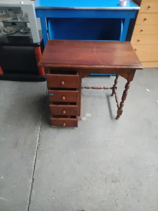 Escritorio antiguo de madera