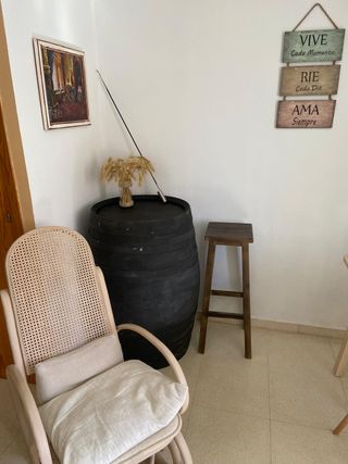 Barrica de vino y taburete