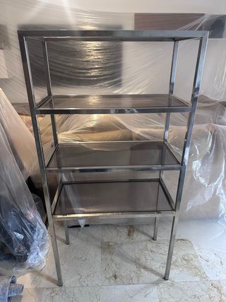 Estantería metálica con baldas de cristal
