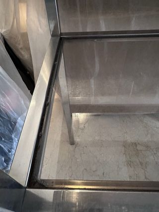 Estantería metálica con baldas de cristal