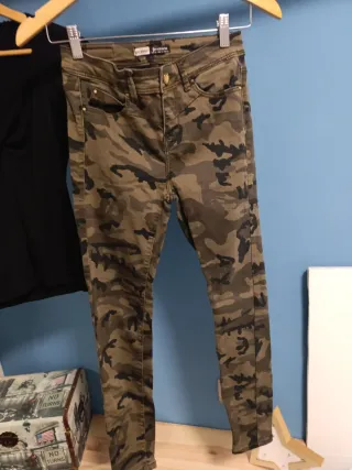 Conjunto militar top negro y pantalón camuflaje XS