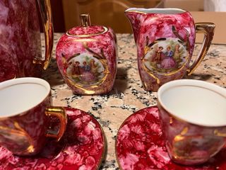 Juego de café de porcelana con detalles dorados