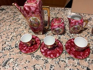 Juego de café de porcelana con detalles dorados