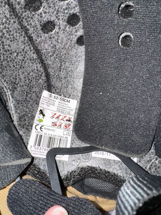 Casco Equitación Fouganza Negro y botas de montar