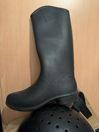 Casco Equitación Fouganza Negro y botas de montar