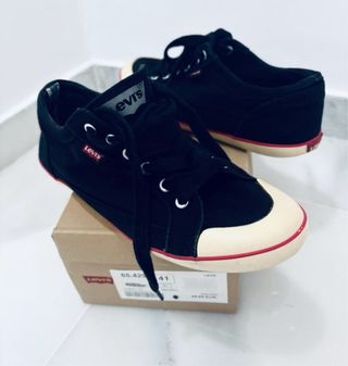 Sneakers Levi’s negras T41
