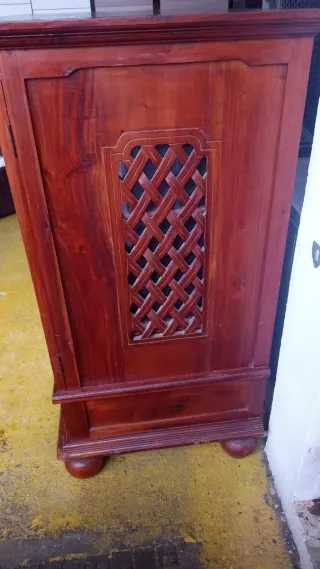 Mueble antiguo de madera