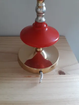 Lámpara de techo y mesilla dorada y roja