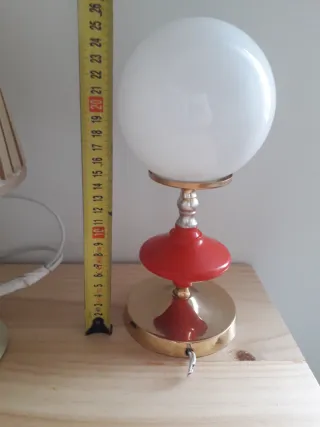 Lámpara de techo y mesilla dorada y roja