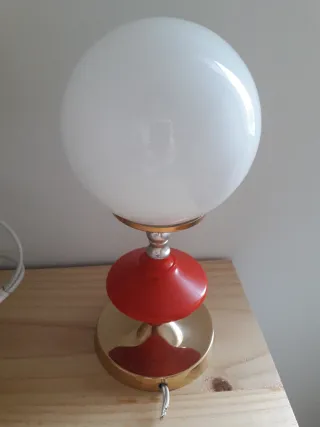 Lámpara de techo y mesilla dorada y roja