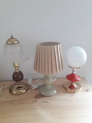 Lámpara de techo y mesilla dorada y roja