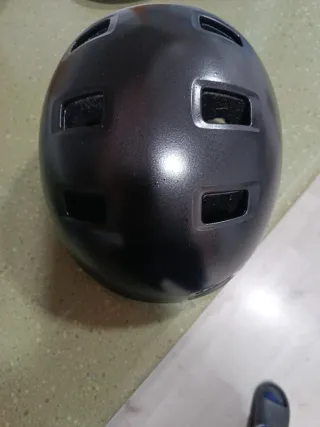 Casco de patinaje o skate negro.