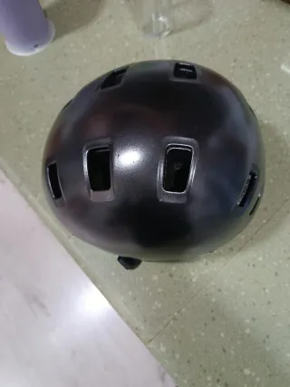 Casco de patinaje o skate negro.