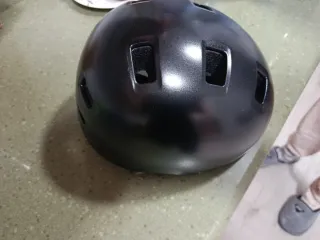 Casco de patinaje o skate negro.