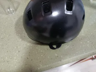 Casco de patinaje o skate negro.