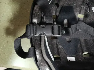 Casco de patinaje o skate negro.