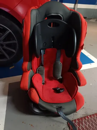 Silla de coche infantil roja y gris