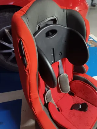 Silla de coche infantil roja y gris