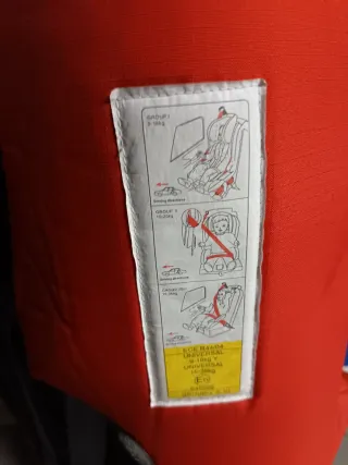 Silla de coche infantil roja y gris