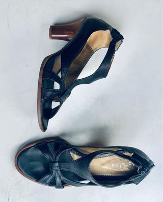 Sandalias marca Dorotea de piel negra