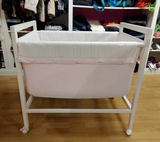 Minicuna rosa con ruedas