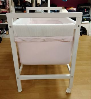 Minicuna rosa con ruedas
