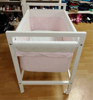 Minicuna rosa con ruedas