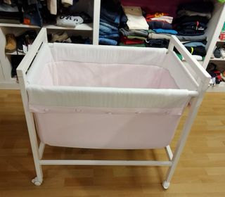 Minicuna rosa con ruedas